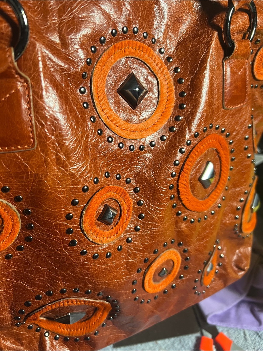 BERGE Handcrafted Brown Leather Tote Bag with Circular Accent Detailing - Picture 2 of 4